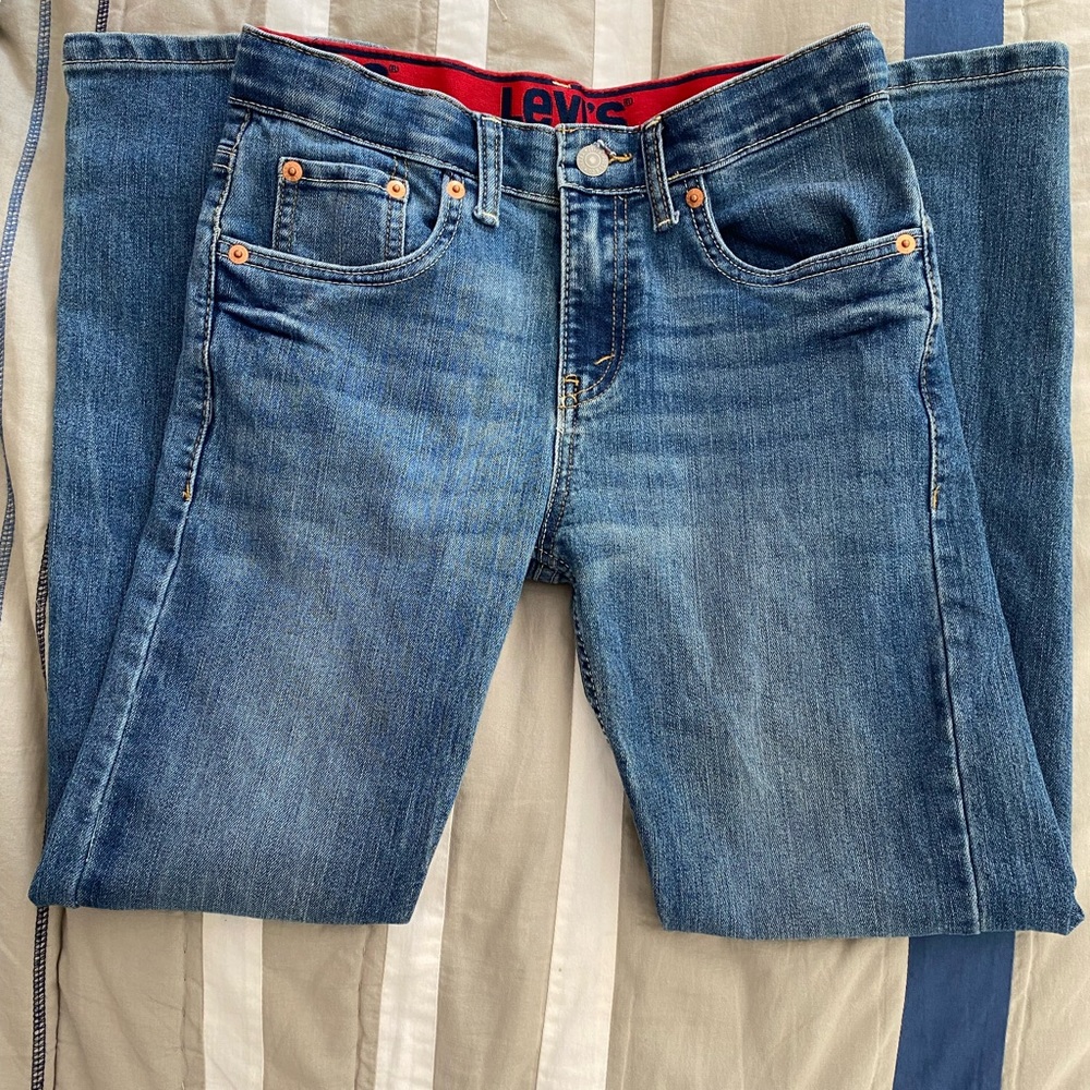 boys 12 reg Levi’s 514. Worn 2x and my son outgrew them!